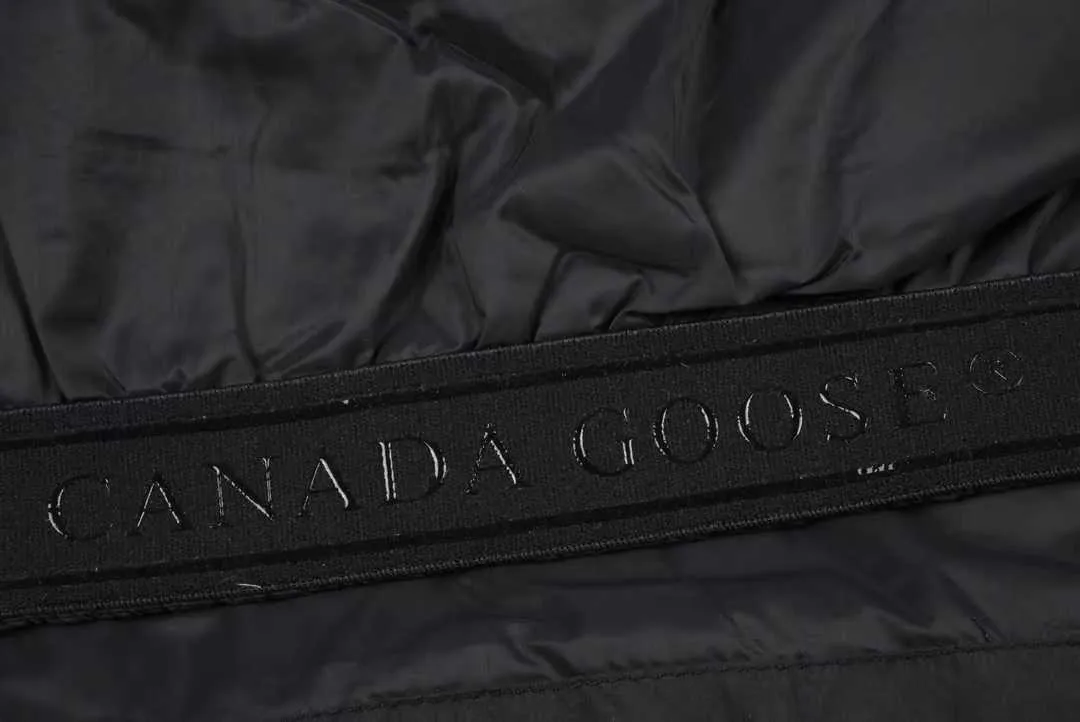 P800 Canada Goose Black Label Down Jacket The goose black label down jacket is a must-have in the outerwear world! The latest designer styles! The goose down jacket has always been a popular element of fashion and is loved by experts from all walks of life! Fashionable hooded cut, high-end customer-supplied fine goose down, high resilience, smooth zipper, strong and firm. Pockets on both sides can store small items, free your hands, and you can go out without worries. It can also meet the need of putting your hands in your pockets👏👏Produced by Big Goose, it can be used as a group uniform by many celebrities. This down jacket uses a double-layer anti-down lining design, which has strong windproof performance and will be very warm in winter! New standard 90% goose down filling, high fluffiness, windproof hooded design. When walking outdoors, pull the collar to the highest position, put your hands in the pockets and it will be very warm. It can be easily controlled by all body types! The interior is equipped with an elastic snow skirt design for better wrapping. The simple and neat style design highlights the masculine temperament. The impeccable style is classic and never goes out of style. It is warm and practical, and it is versatile! You can enter with your eyes closed! Size S-XXL